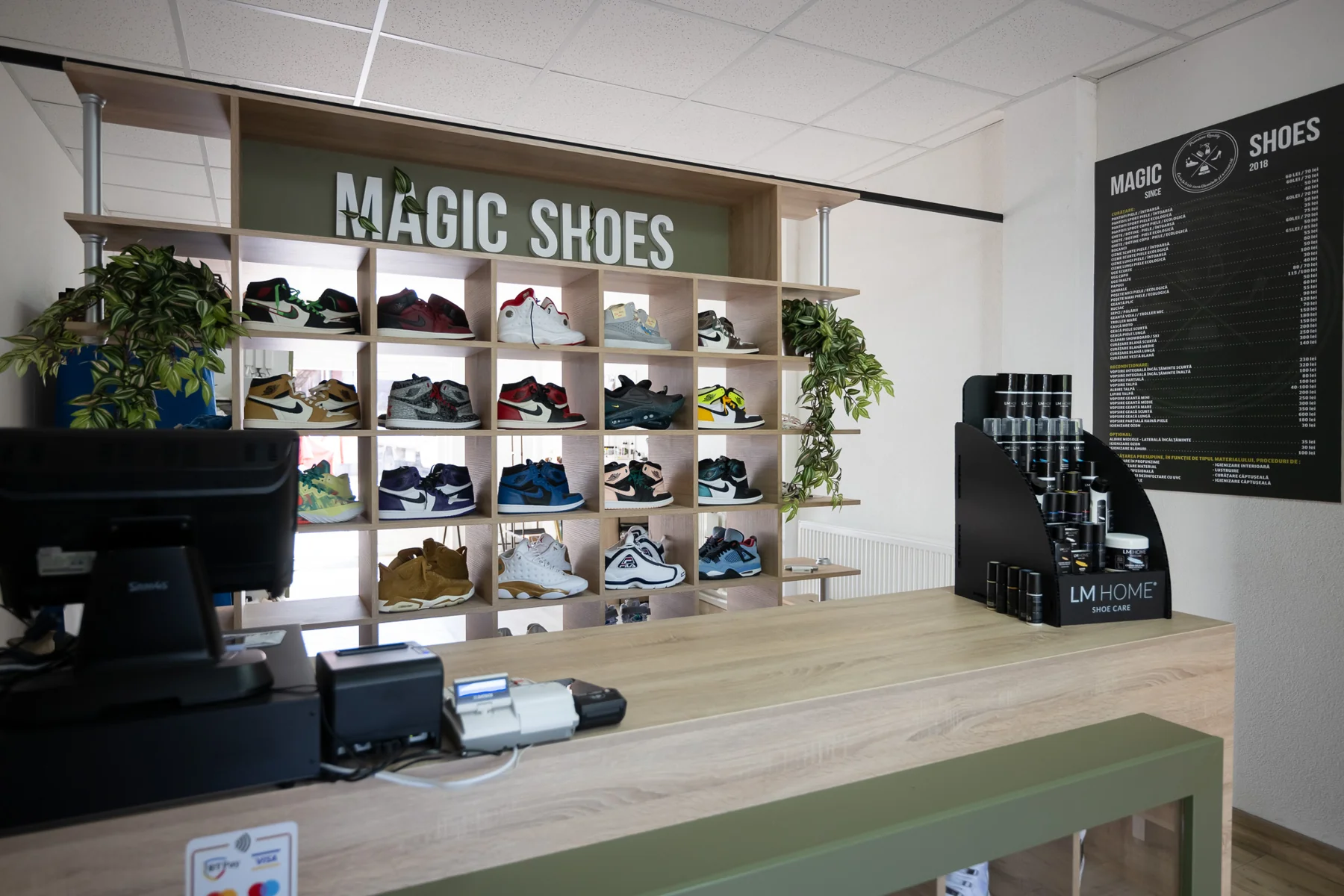Atelierul Magicshoes din Oradea, cu tejghea și rafturi de încălțăminte