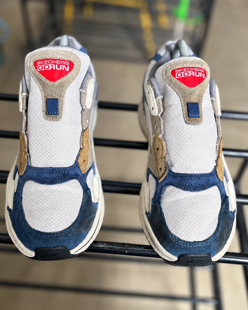 Sneakers Skechers după îngrijire în atelierul Magicshoes, fotografie ajustată
